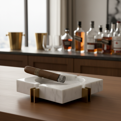 Moderner Luxus Quadratischer Marmor Aschenbecher – Massiver Stein mit Messingakzenten (2kg)