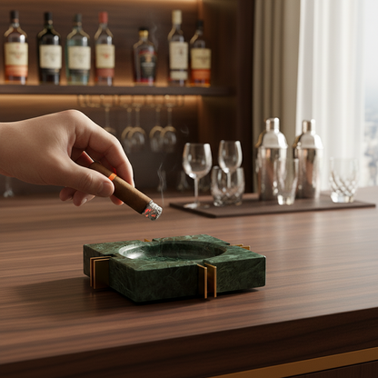 Moderner Luxus Quadratischer Marmor Aschenbecher – Massiver Stein mit Messingakzenten (2kg)
